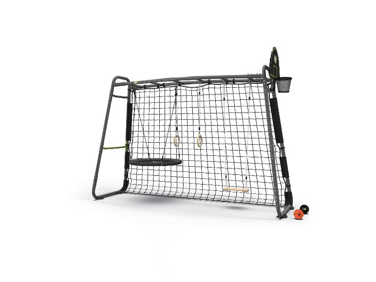 Cage de football avec filet, balançoires et panier de basket, avec deux ballons au sol.