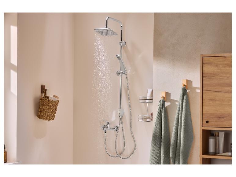 Un système de douche moderne avec une pomme de douche carrée et une douchette, avec de l'eau qui coule.