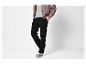 Pantalon cargo noir et veste beige.