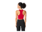Haut de sport rouge et leggings noirs pour femme.