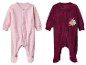 Deux adorables pyjamas pour bébé ; un rose rayé, un bordeaux avec un motif d'ours.