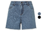 Short en jean bleu clair avec franges, disponible en bleu clair et noir.