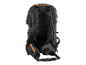 Un sac à dos noir avec des accents orange, vu de derrière.