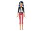 Une poupée Miraculous Ladybug avec un pantalon rose.
