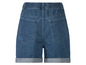 Shorts en jean bleu avec ourlet retroussé.