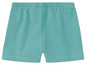 Un short bleu clair pour bébé.