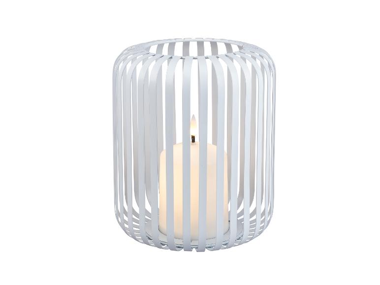 Une bougie blanche dans un chandelier en métal