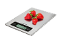 Balance de cuisine numérique avec des fraises, affichant '74 g'.