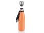 Une bouteille isotherme orange avec une sangle noire.