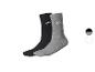 Deux paires de chaussettes: noires et grises, avec un logo blanc