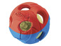 Une balle Nerf rouge et bleue avec des trous.