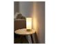 Une table avec une lampe de table.