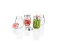 Conserves de radis et haricots verts dans des bocaux Mason avec couvercles métalliques.