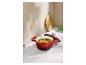 Cocotte en fonte rouge remplie d'un ragoût de légumes et de haricots sur un comptoir en marbre.