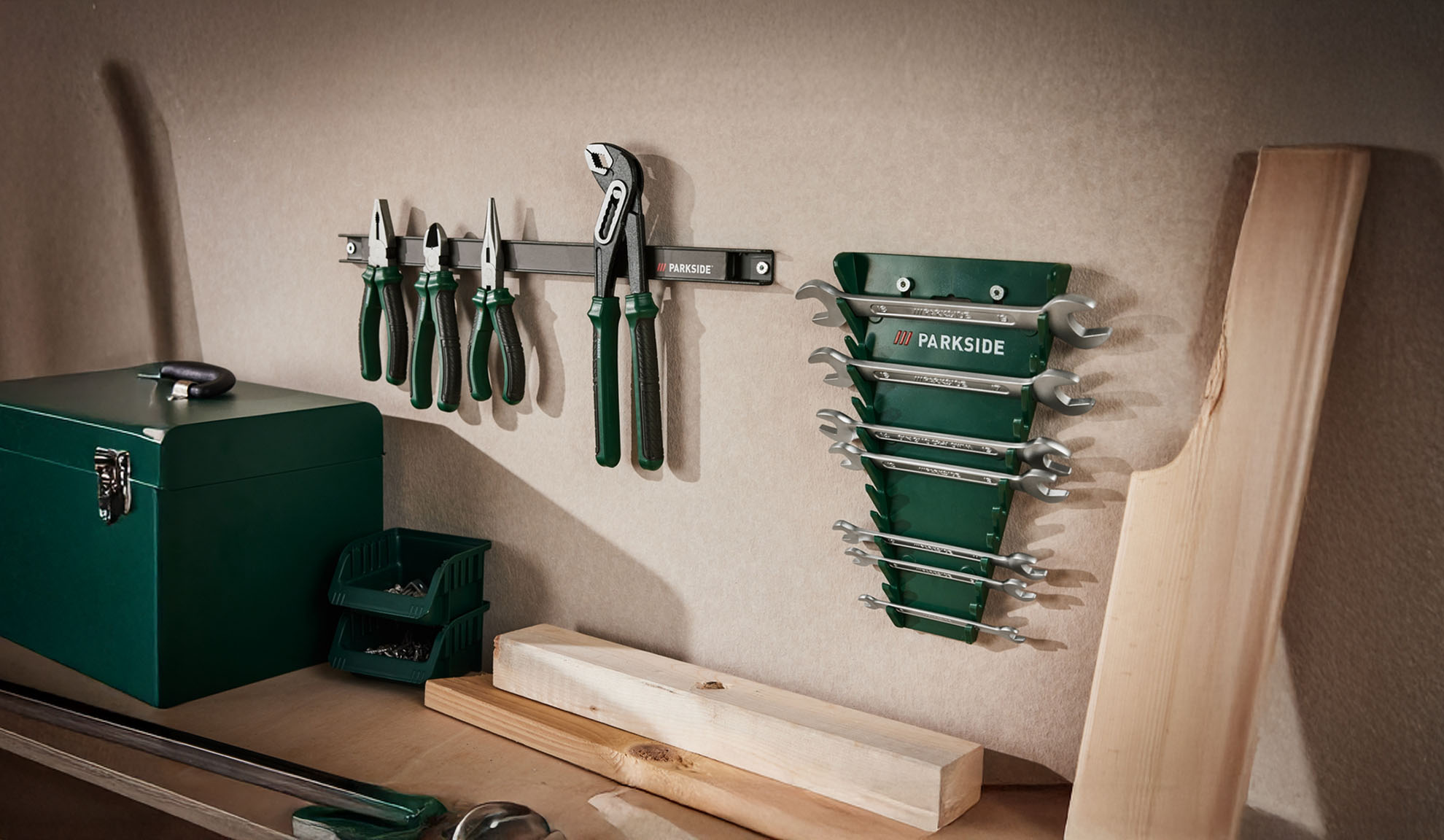 Organisation d'atelier Parkside : pinces, clés et boîte à outils.