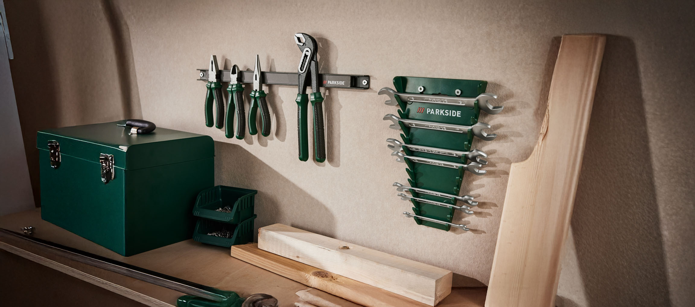 Outils Parkside rangés proprement sur le mur et l'étagère de l'atelier.