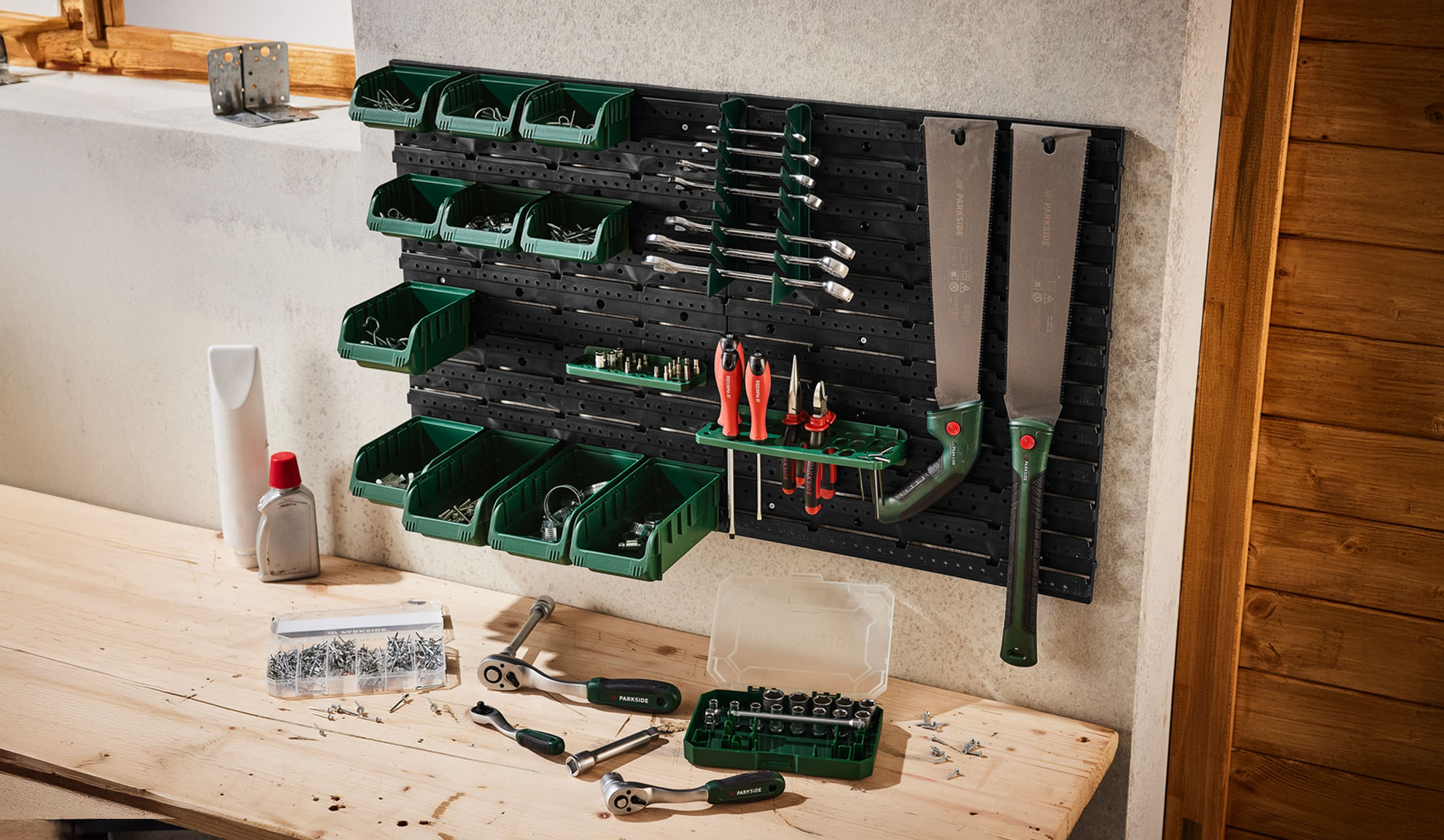 Panneau d'atelier Parkside avec bacs et outils.