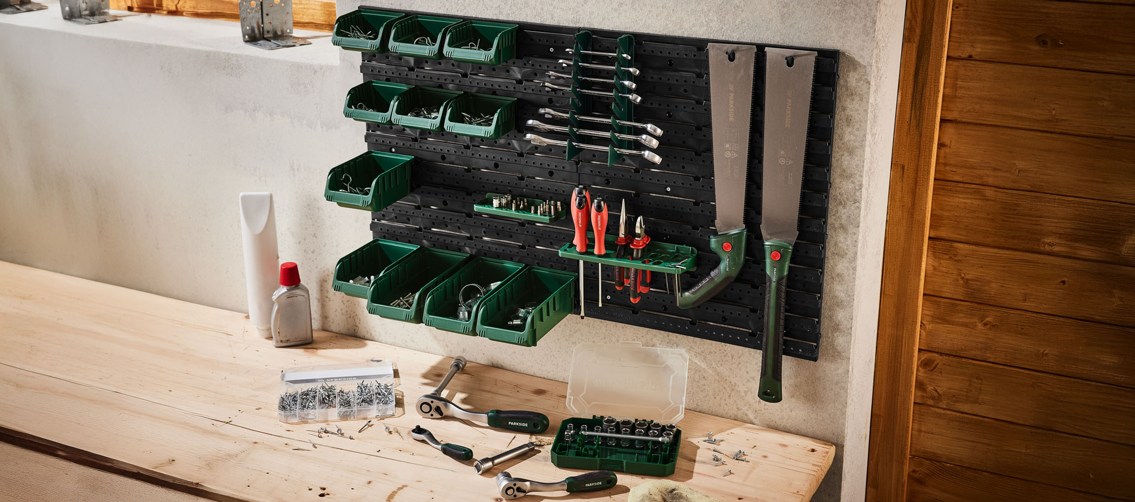 Organiseur d'outils mural Parkside avec divers outils et bacs de rangement.
