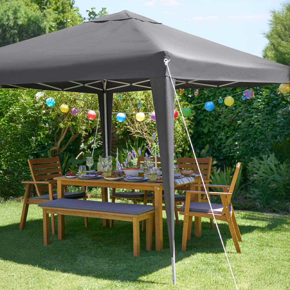 Pergola de jardin avec meubles de jardin.