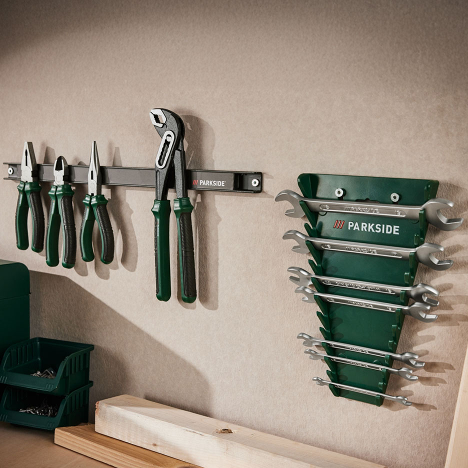 Ensemble d'outils Parkside : pinces, clés et support magnétique pour outils.