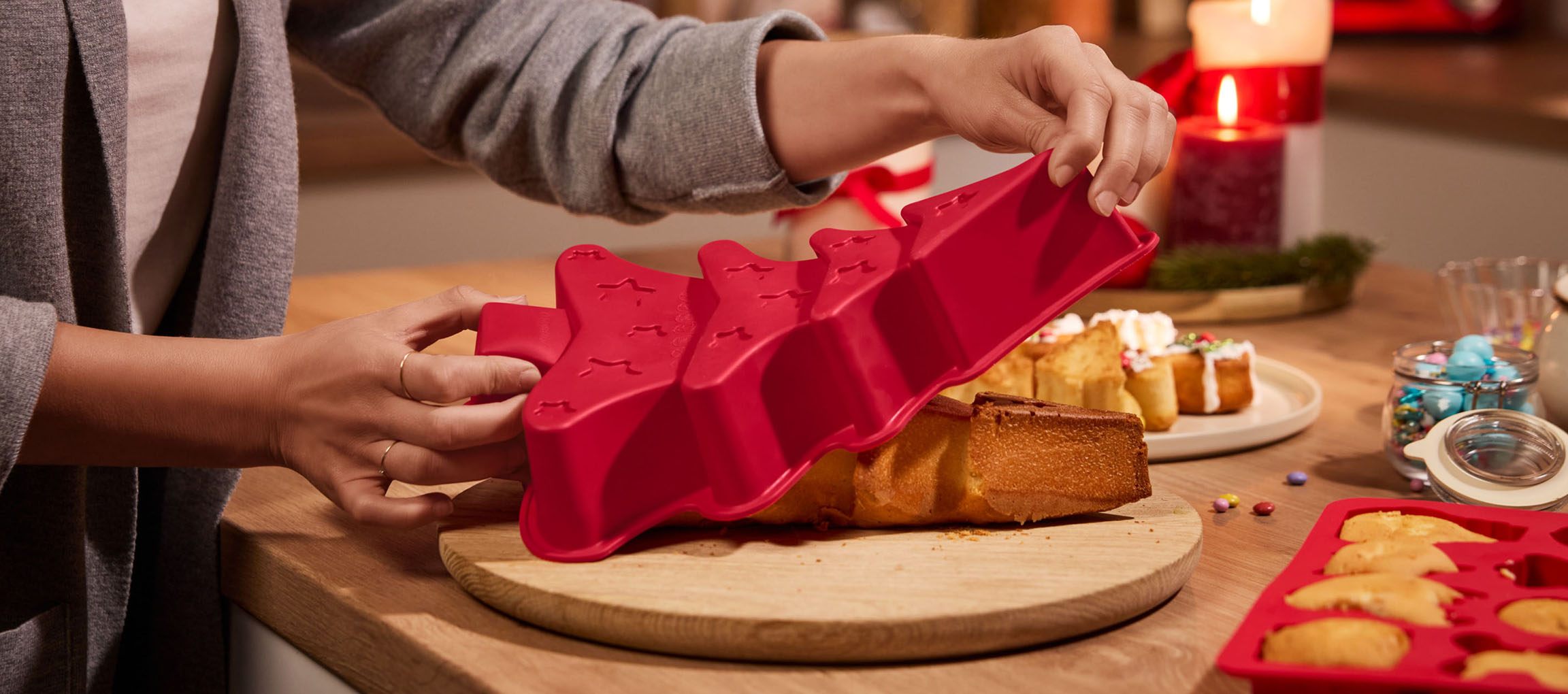 Démoulage d'un gâteau sapin de Noël d'un moule en silicone rouge.