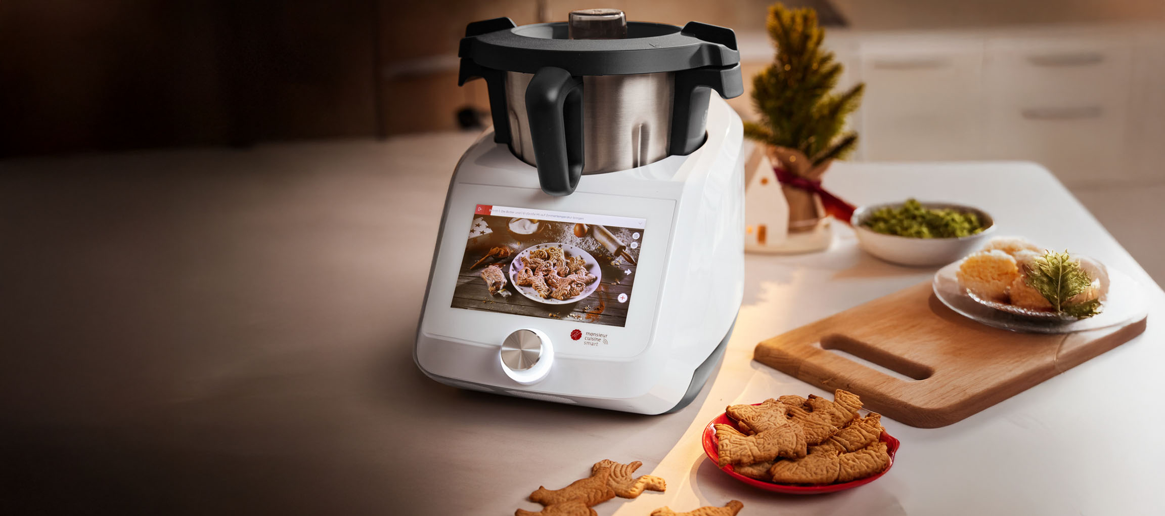 Robot de cuisine Monsieur Cuisine Smart avec biscuits de Noël et décoration festive.