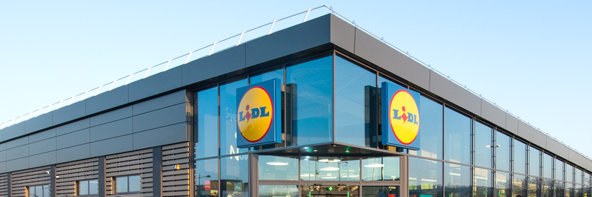 Magasin Lidl avec de grandes fenêtres.