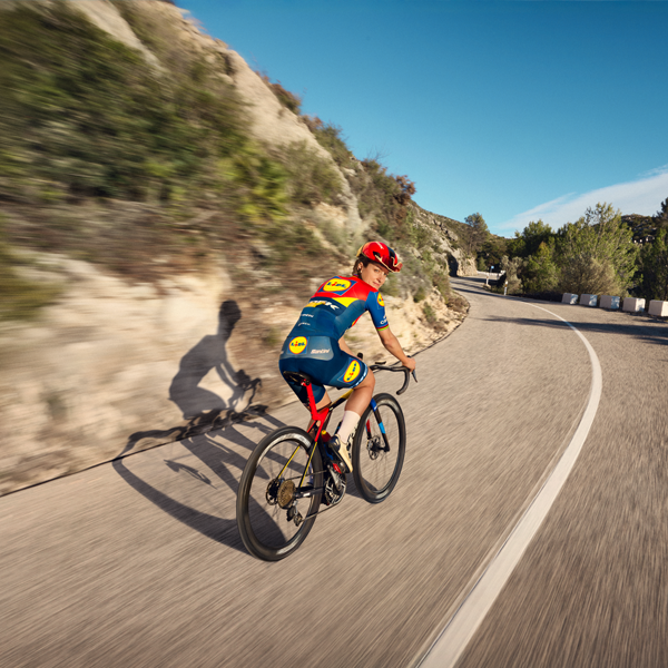 Cycliste sur vélo de route dans un paysage montagneux.