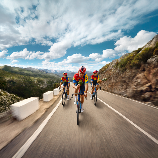 Cyclistes sur une route de montagne.
