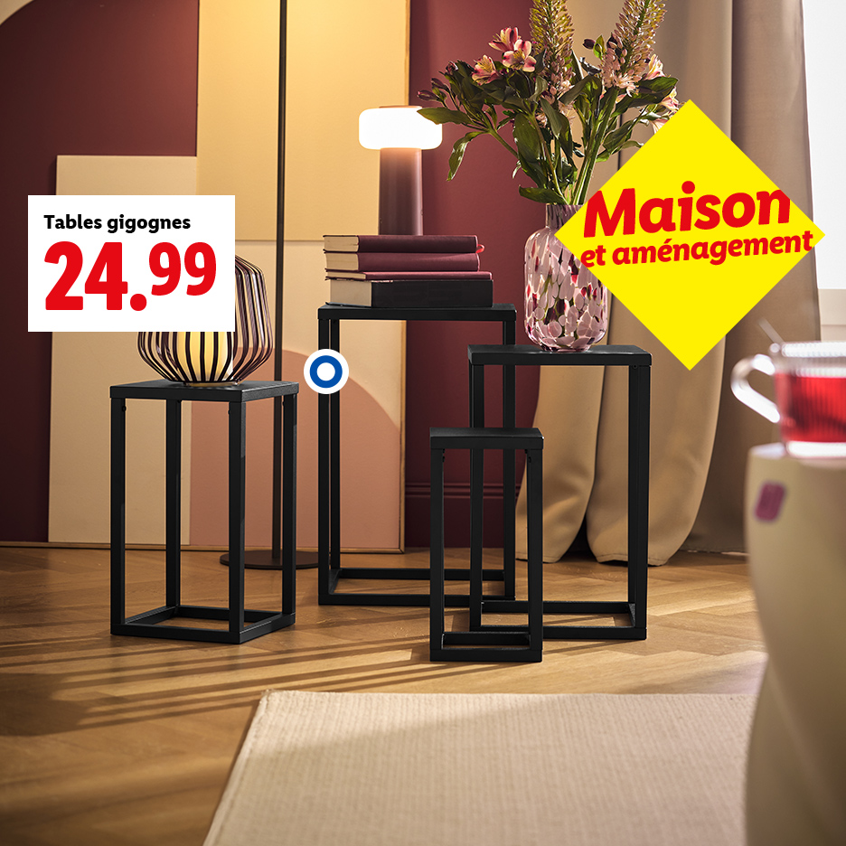 Un ensemble de tables gigognes noires avec des décorations, affiché à 24,99.