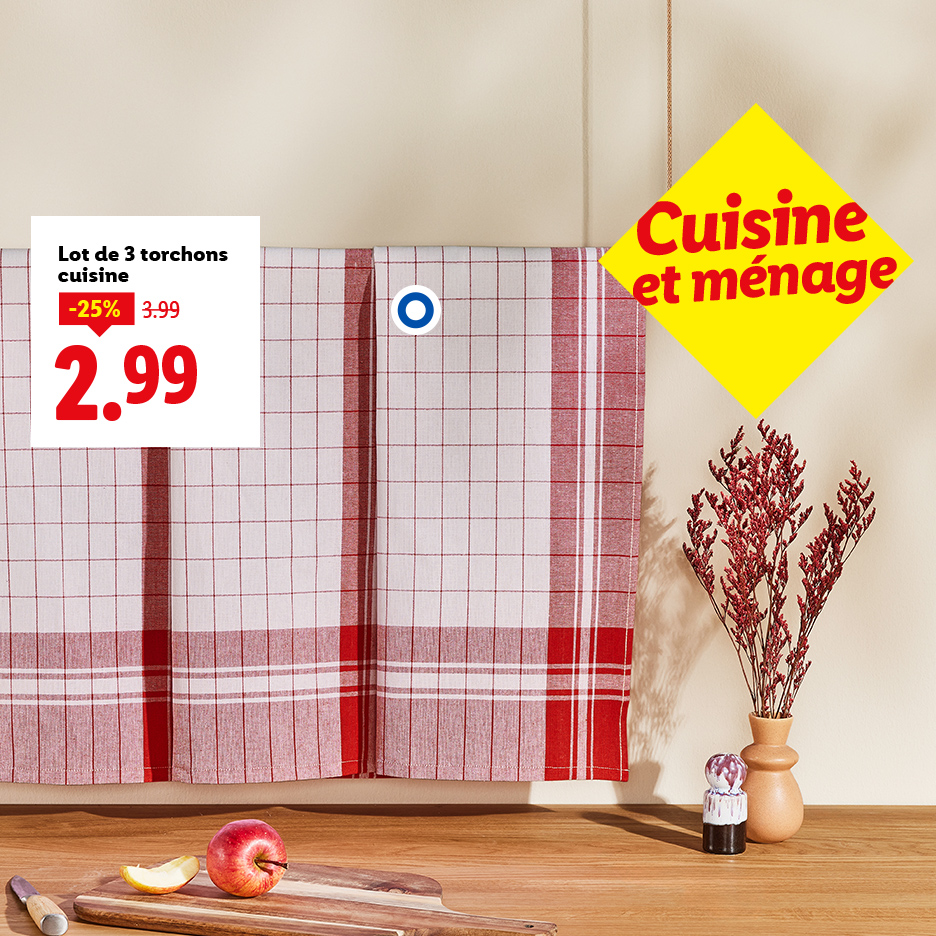Lot de 3 torchons de cuisine à carreaux rouges et blancs, avec une pomme sur une planche à découper.