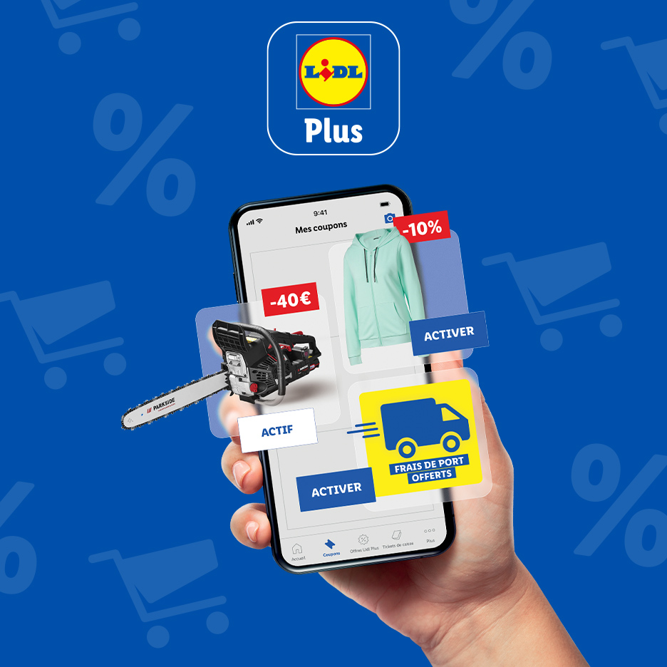 Une main tenant un smartphone affichant des coupons Lidl Plus pour une tronçonneuse Parkside, un sweat à capuche et la livraison gratuite.