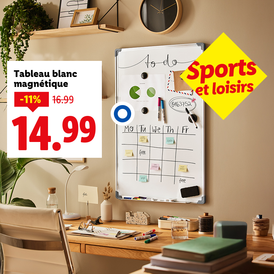 Un tableau blanc magnétique avec un calendrier et des notes, affichant un prix réduit de 14,99, sur un bureau en bois.