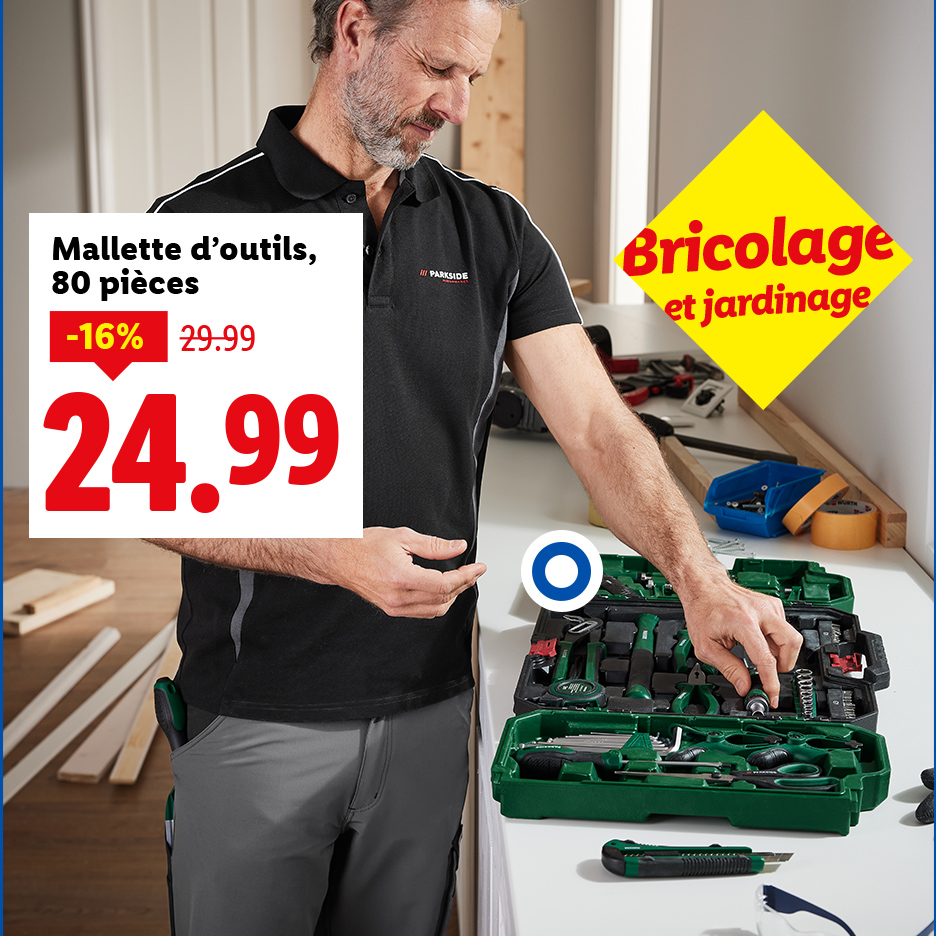 Un homme assemble un kit d'outils Parkside de 80 pièces, en promotion à 24,99 €.