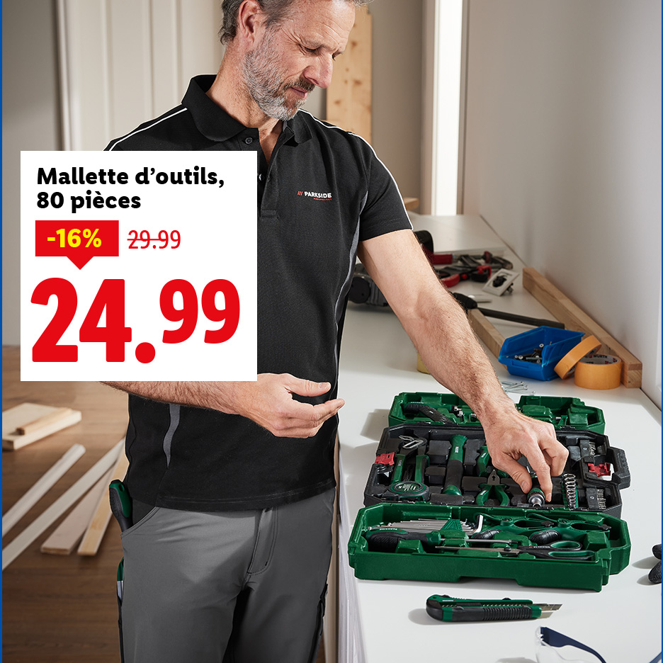 Un homme assemble un kit d'outils de 80 pièces, en promotion à 24,99 €.