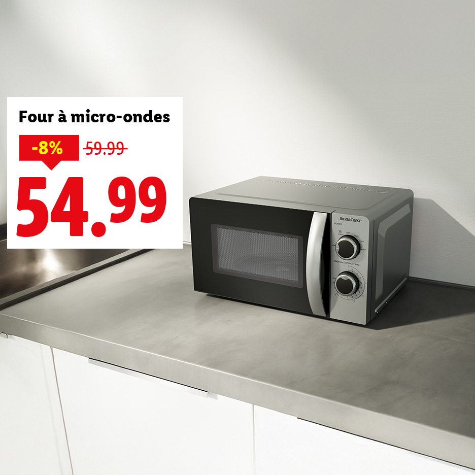Un four à micro-ondes SilverCrest sur un comptoir, avec une étiquette de prix de 54,99.