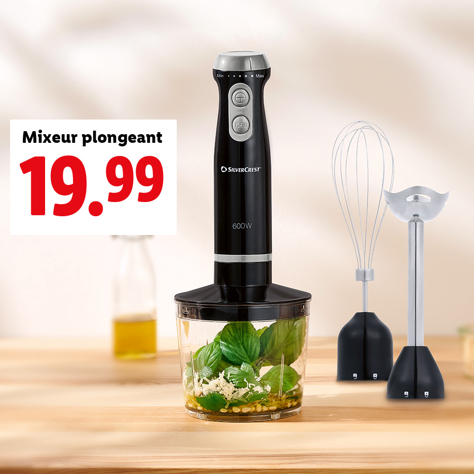 Un mixeur plongeant SilverCrest noir avec des accessoires, préparant des herbes dans un bol, affiché à 19,99.