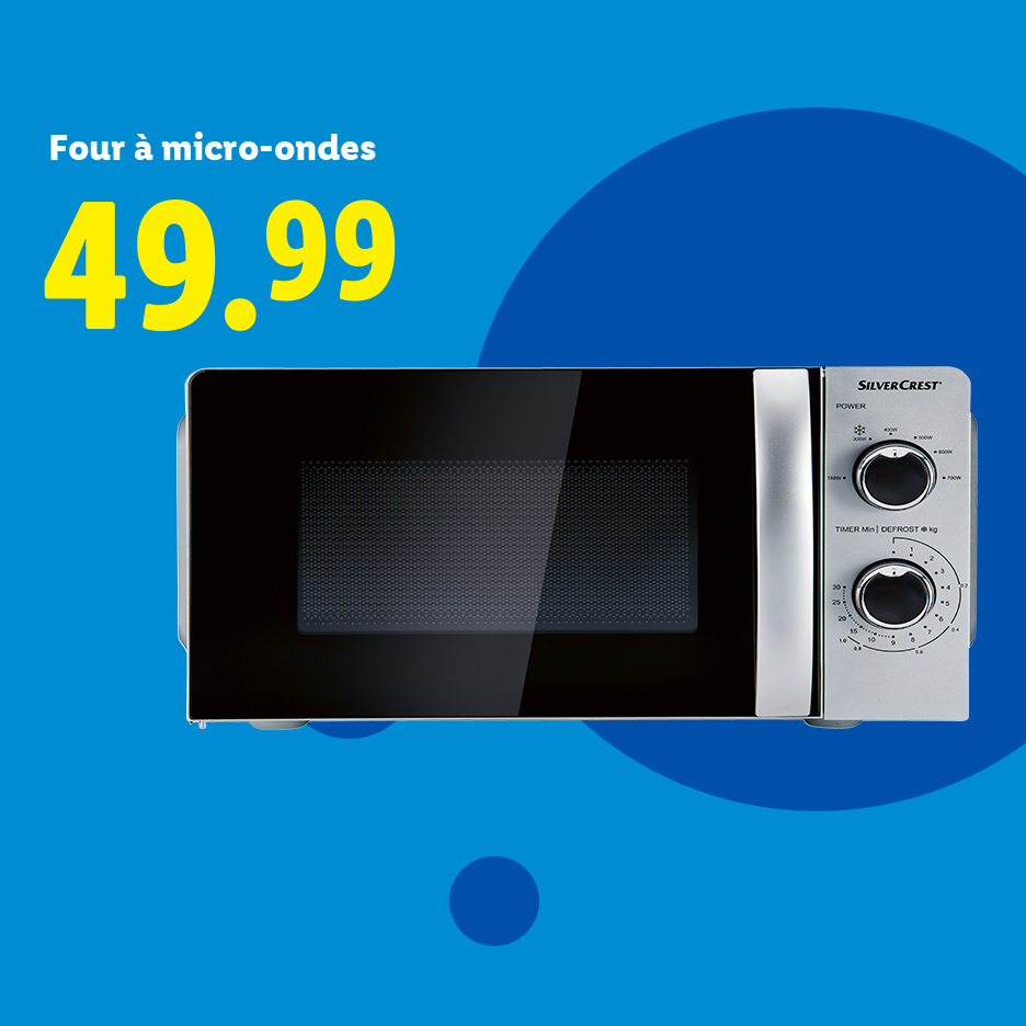 Un four à micro-ondes SilverCrest sur fond bleu avec le prix 49.99.