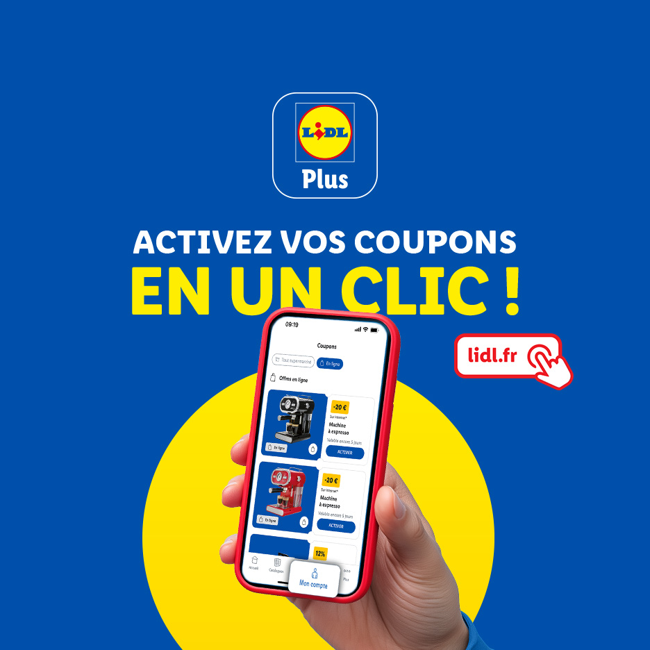 Une main tenant un smartphone affichant l'application Lidl Plus avec des coupons pour des machines à expresso.