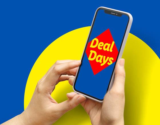 Mains tenant un smartphone affichant « Deal Days » sur un fond bleu et jaune.