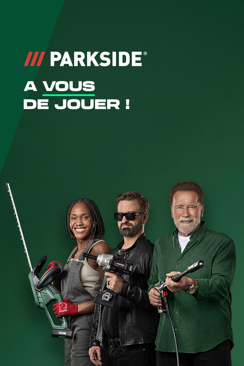 Trois personnes, dont Arnold Schwarzenegger, posent avec des outils électriques Parkside sur fond vert.