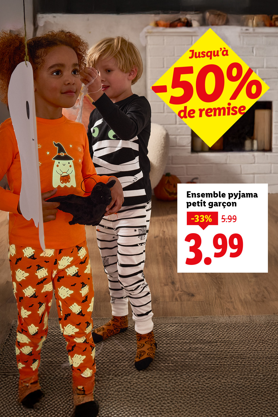 Deux enfants en pyjamas d'Halloween, l'un orange avec des fantômes, l'autre rayé noir et blanc, avec une réduction de 50 %.