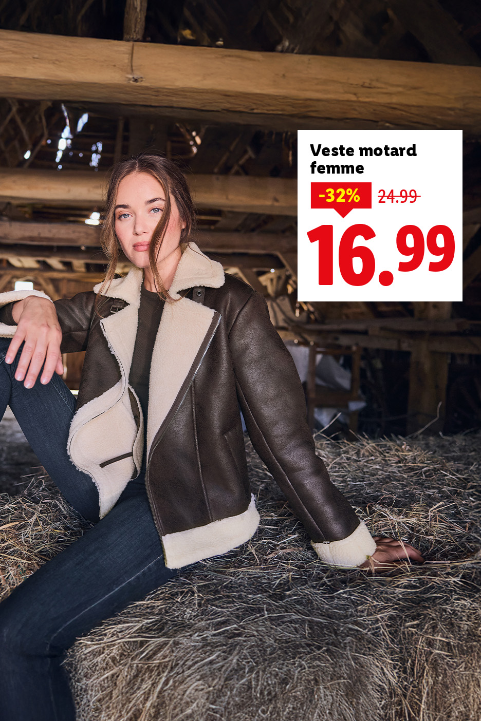 Une femme porte une veste motard marron et crème, assise sur de la paille, avec une offre de prix.