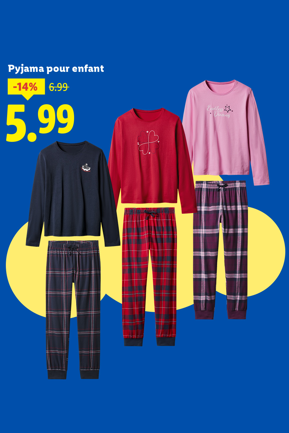 Trois ensembles de pyjamas pour enfants, avec des hauts à manches longues et des pantalons à carreaux.