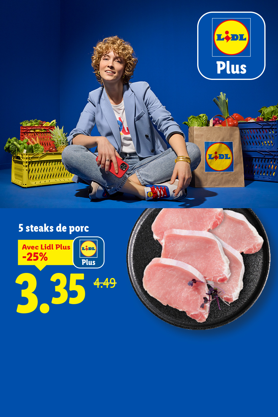 Une femme souriante assise parmi des caisses de légumes et un sac Lidl, avec une offre de 5 steaks de porc à 3,35€.