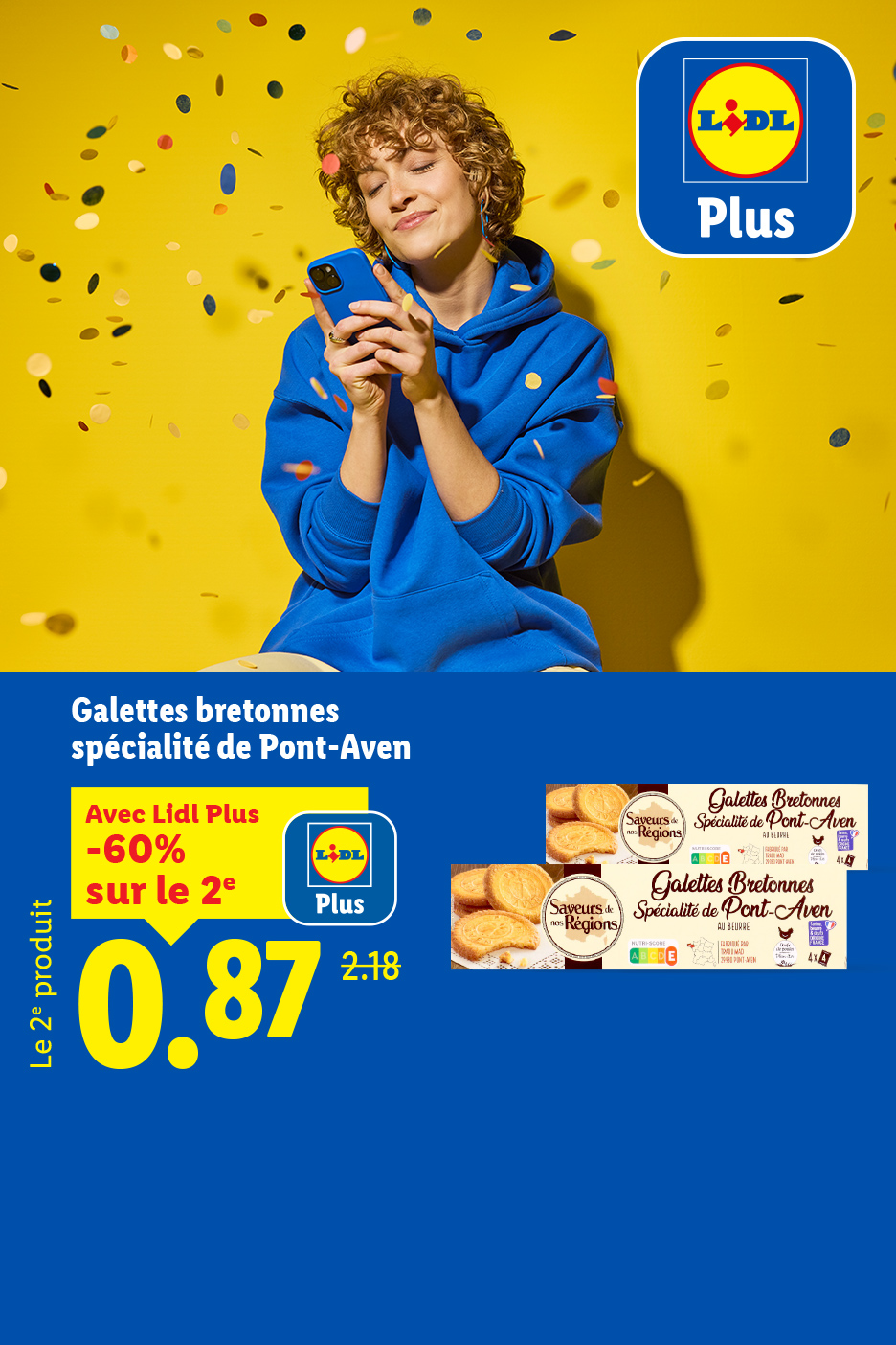 Une femme souriante avec un téléphone, des galettes bretonnes Saveurs de nos Régions, offre Lidl Plus.