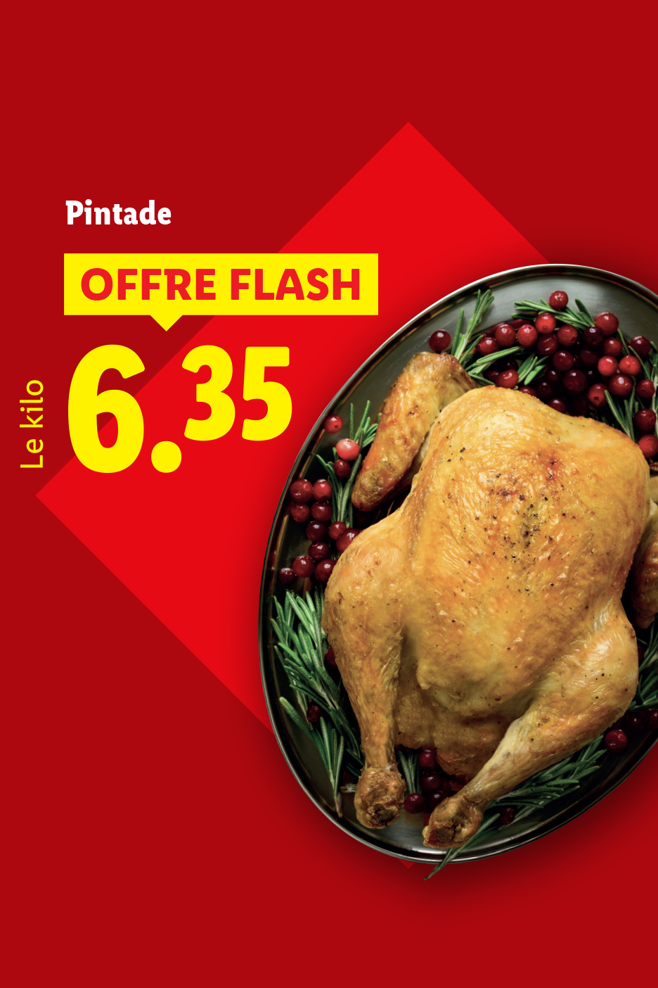 Offre flash pintade rôtie à 6,35 le kilo, décorée de romarin et de canneberges.