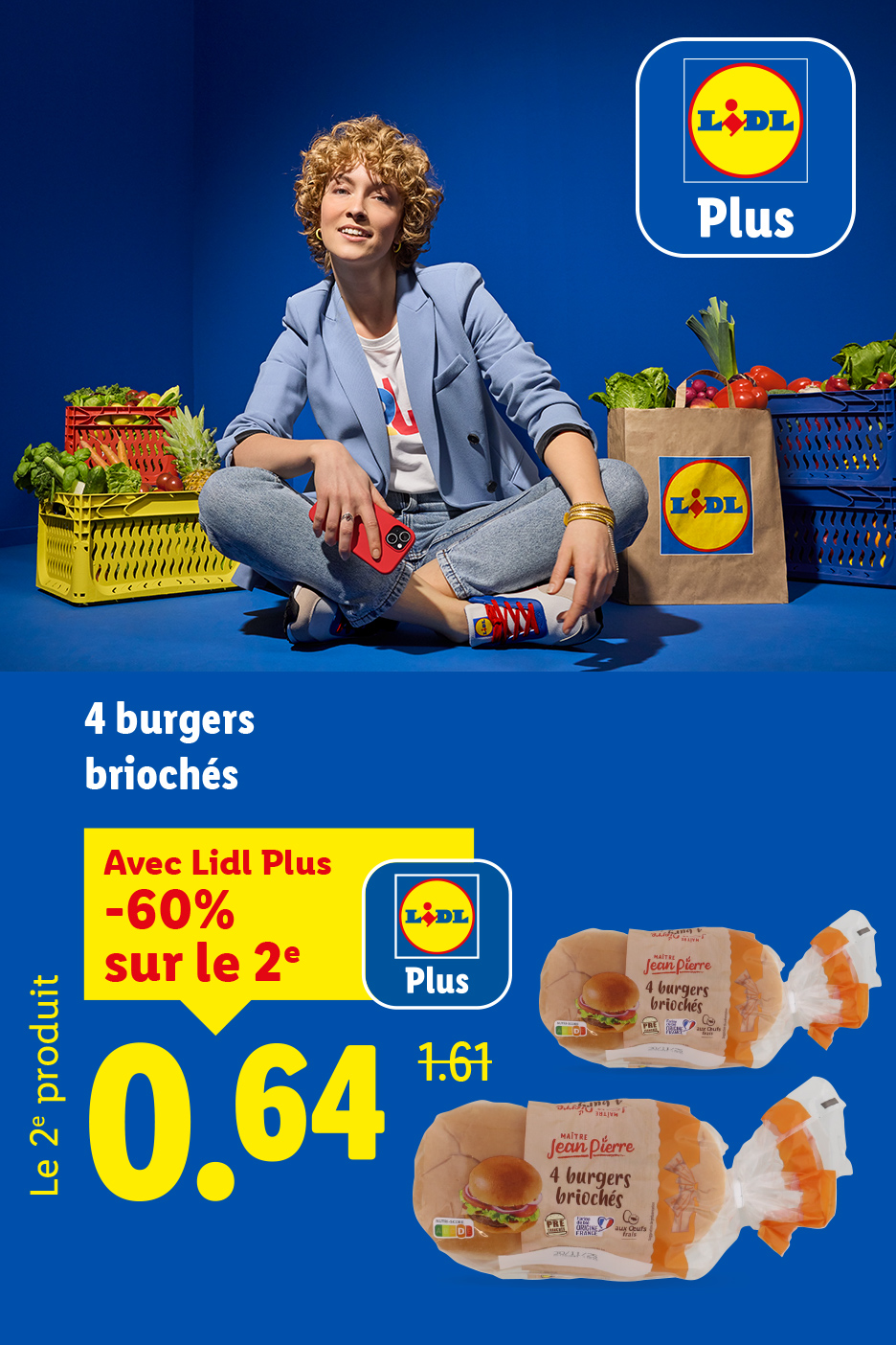 Une femme souriante avec des pains à burger briochés Jean Pierre en promotion Lidl Plus.