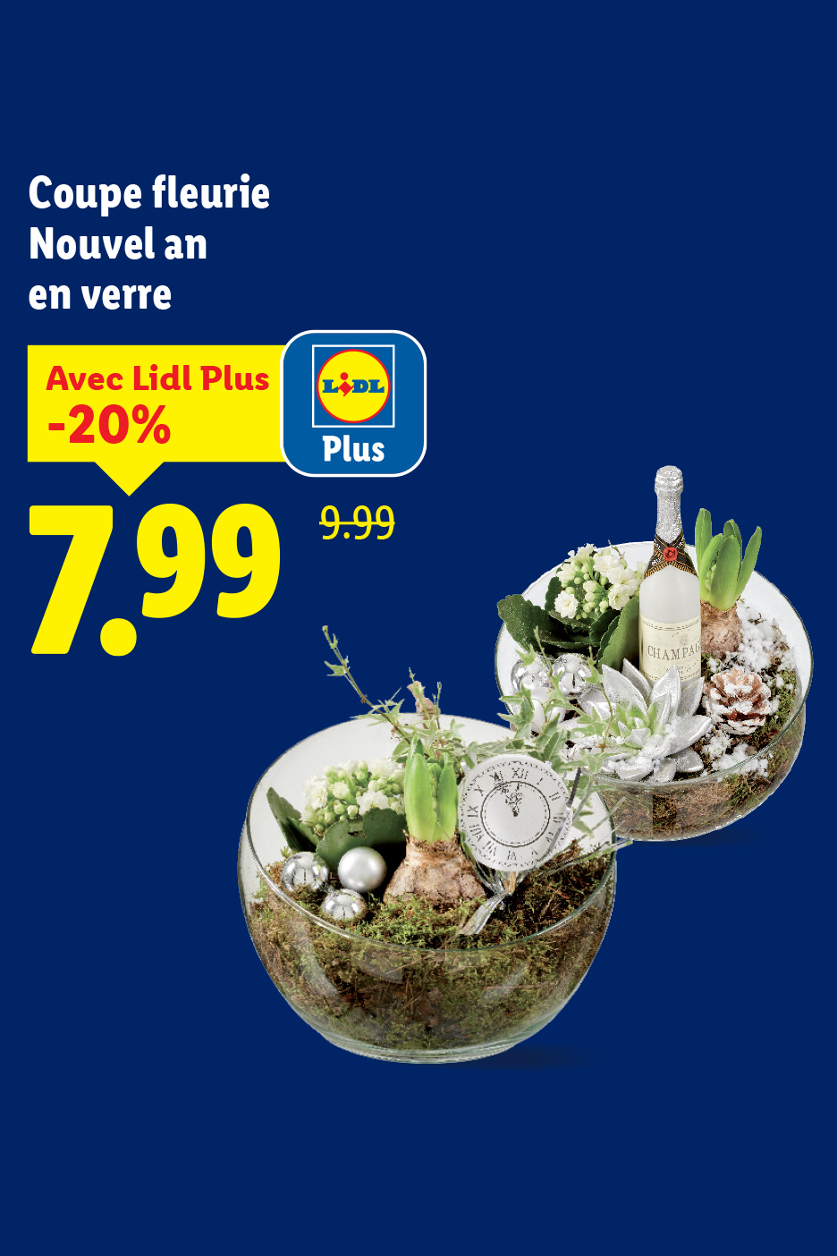 Coupe fleurie Nouvel an en verre avec bulbes, décorations et une bouteille de champagne miniature, prix Lidl Plus 7,99€.