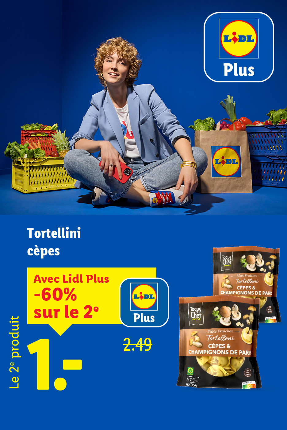 Une femme souriante assise avec des caisses de légumes et des tortellonis aux cèpes Toque du Chef.